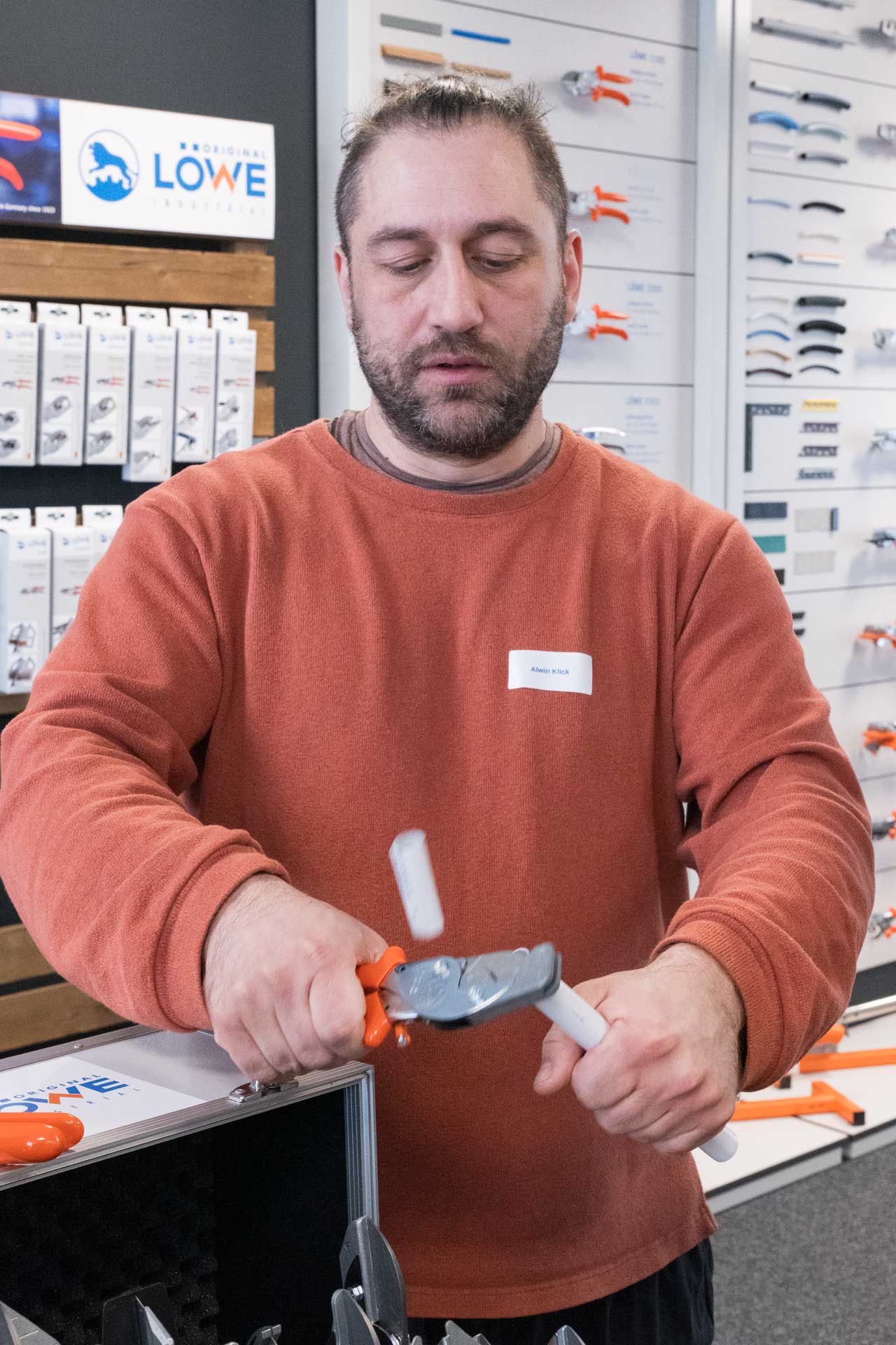 Alwin Klick testet eine Schere